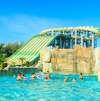 Moment en famille au parc aquatique à Monteux